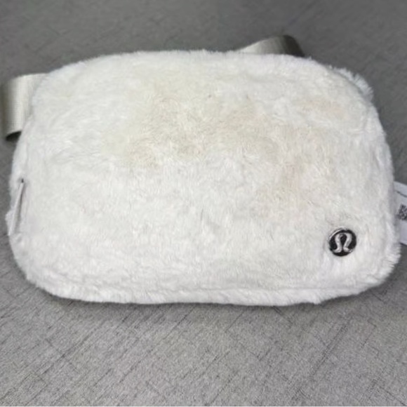 NWT Lululemon Everywhwre Belt Bag Plush Fleece in Bone/Silver color combo - Picture 1 of 7
